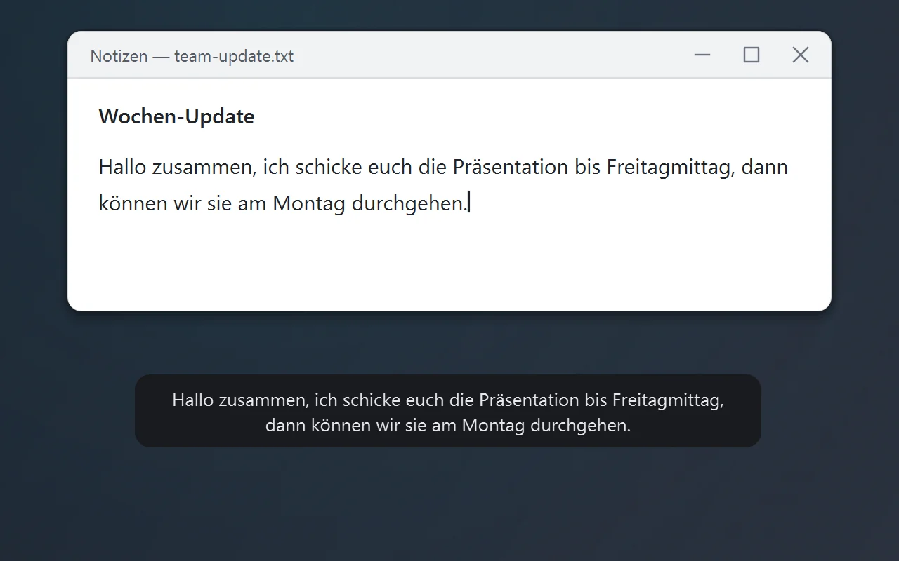 Ein Notizfenster mit der Datei team-update.txt und der Überschrift „Wochen-Update“. Darunter erscheint Fleechs Aufnahmeleiste mit einer Wellenform, die sich beim Sprechen bewegt. Danach zeigt eine dunkle Sprechblase über der Leiste den Rohtext mit „ähm“ und „äh, nein“ und die Zeile „Bereinige …“. Dann steht im Fenster der bereinigte Satz: „Hallo zusammen, ich schicke euch die Präsentation bis Freitagmittag, dann können wir sie am Montag durchgehen.“