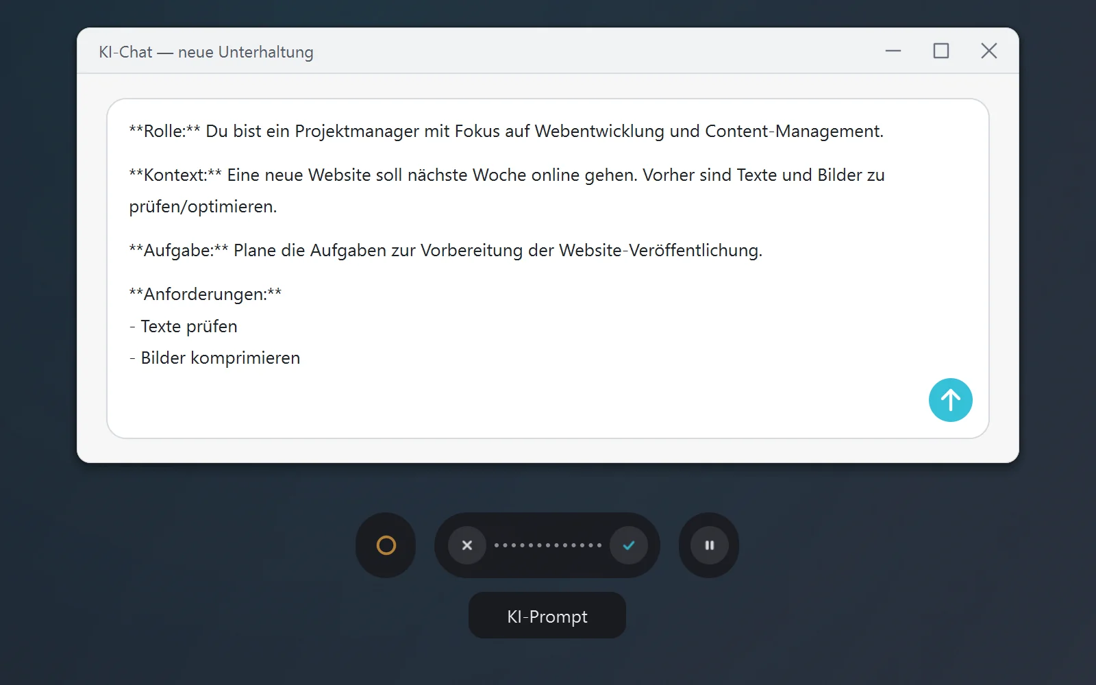 Das Eingabefeld eines KI-Chatfensters mit einem gegliederten Auftrag: Rolle (Projektmanager für Webentwicklung und Content-Management), Kontext (die neue Website soll nächste Woche online gehen), Aufgabe (die Vorbereitung planen) und Anforderungen mit „Texte prüfen“ und „Bilder komprimieren“. Darunter die Aufnahmeleiste mit einem orangen Ring und der Beschriftung „KI-Prompt“.