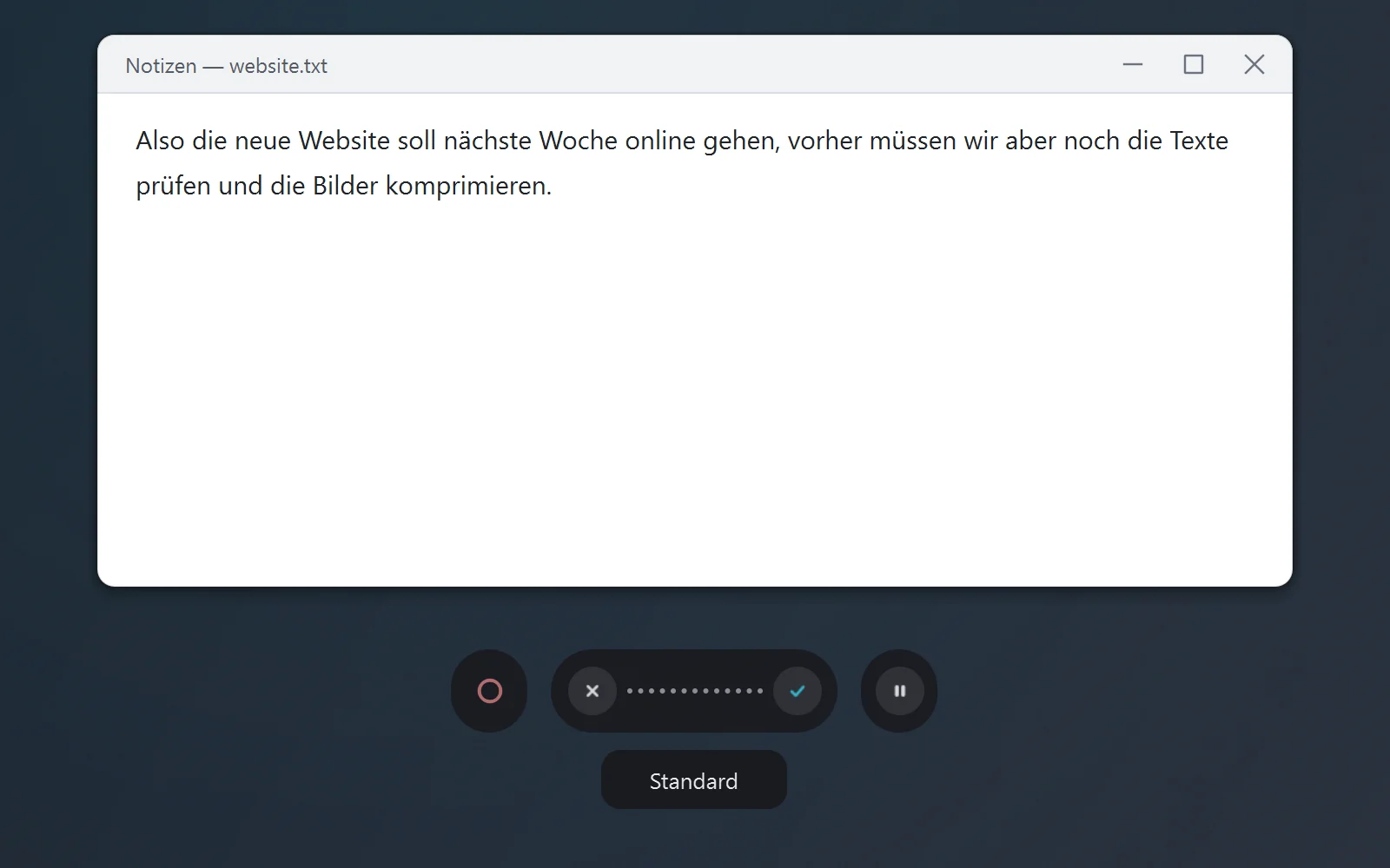 Ein Notizfenster website.txt mit dem Satz „Also die neue Website soll nächste Woche online gehen, vorher müssen wir aber noch die Texte prüfen und die Bilder komprimieren.“ Darunter Fleechs Aufnahmeleiste mit einem rötlichen Ring links und der Beschriftung „Standard“.