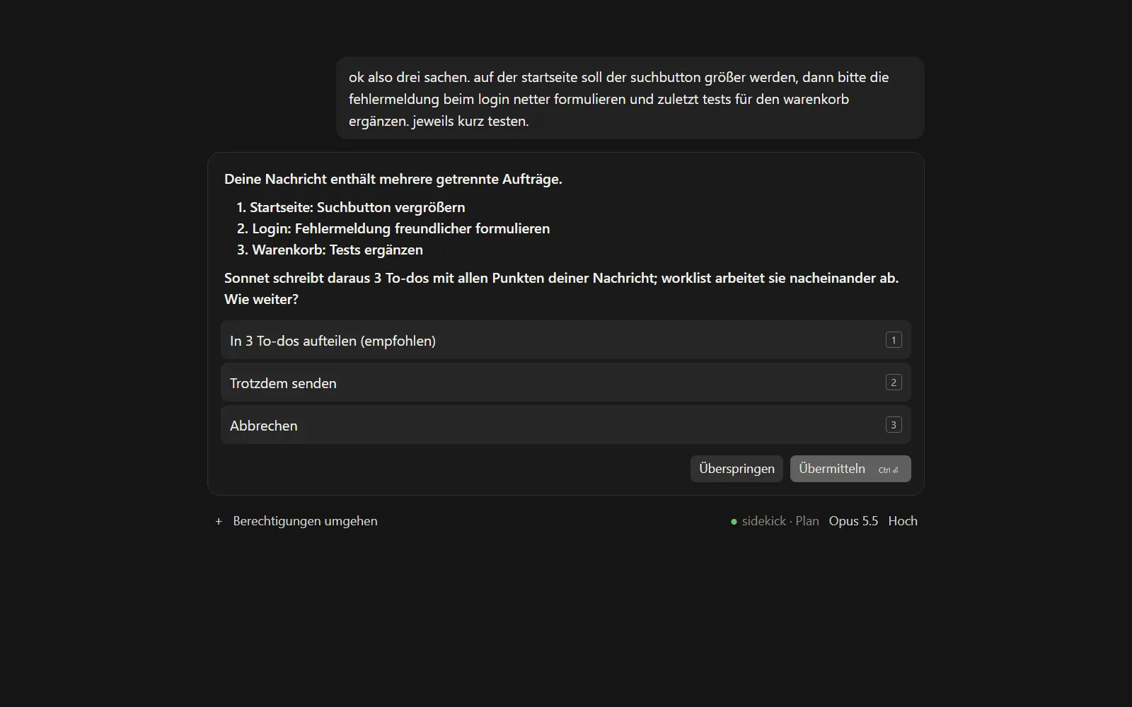Oben eine lange, kleingeschriebene Nachricht mit drei Aufgaben: Suchbutton auf der Startseite größer, Fehlermeldung beim Login netter, Tests für den Warenkorb. Darunter die Rückfrage „Deine Nachricht enthält mehrere getrennte Aufträge“ mit den drei erkannten Aufträgen als Liste und dem Satz, dass daraus 3 To-dos werden, die worklist nacheinander abarbeitet. Zur Wahl stehen „In 3 To-dos aufteilen (empfohlen)“, „Trotzdem senden“ und „Abbrechen“, unten die Knöpfe Überspringen und Übermitteln. Im Fuß ein grüner Punkt mit „sidekick · Plan“.