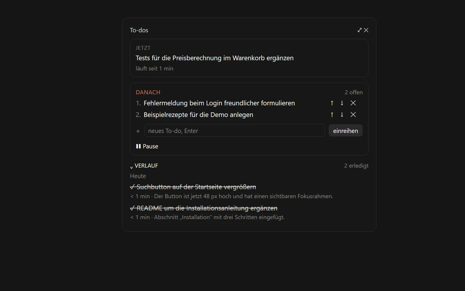 Nahaufnahme der Seitenleiste „To-dos“. Oben unter „Jetzt“ das laufende To-do „Tests für die Preisberechnung im Warenkorb ergänzen“, läuft seit 1 Minute. Unter „Danach“, 2 offen, die To-dos „Fehlermeldung beim Login freundlicher formulieren“ und „Beispielrezepte für die Demo anlegen“, jedes mit Pfeilen nach oben und unten und einem Kreuz zum Löschen. Darunter das Feld „neues To-do, Enter“ mit dem Knopf einreihen und der Knopf Pause. Ganz unten der Verlauf von heute mit zwei erledigten To-dos.